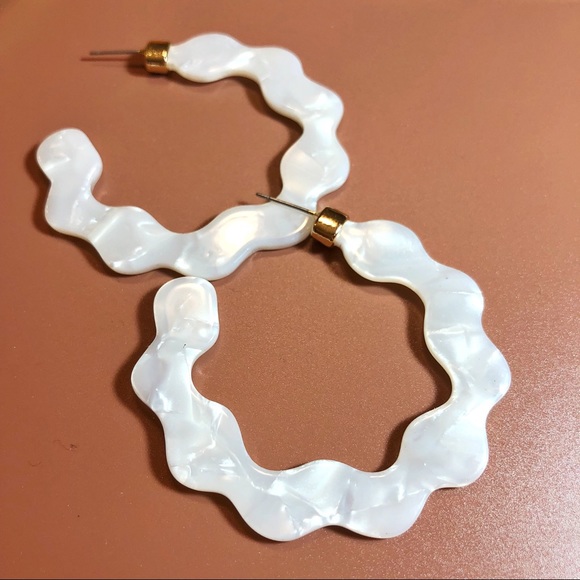 🌸BaubleBar Style White Tortoise Hoop Earrings - Picture 6 of 6